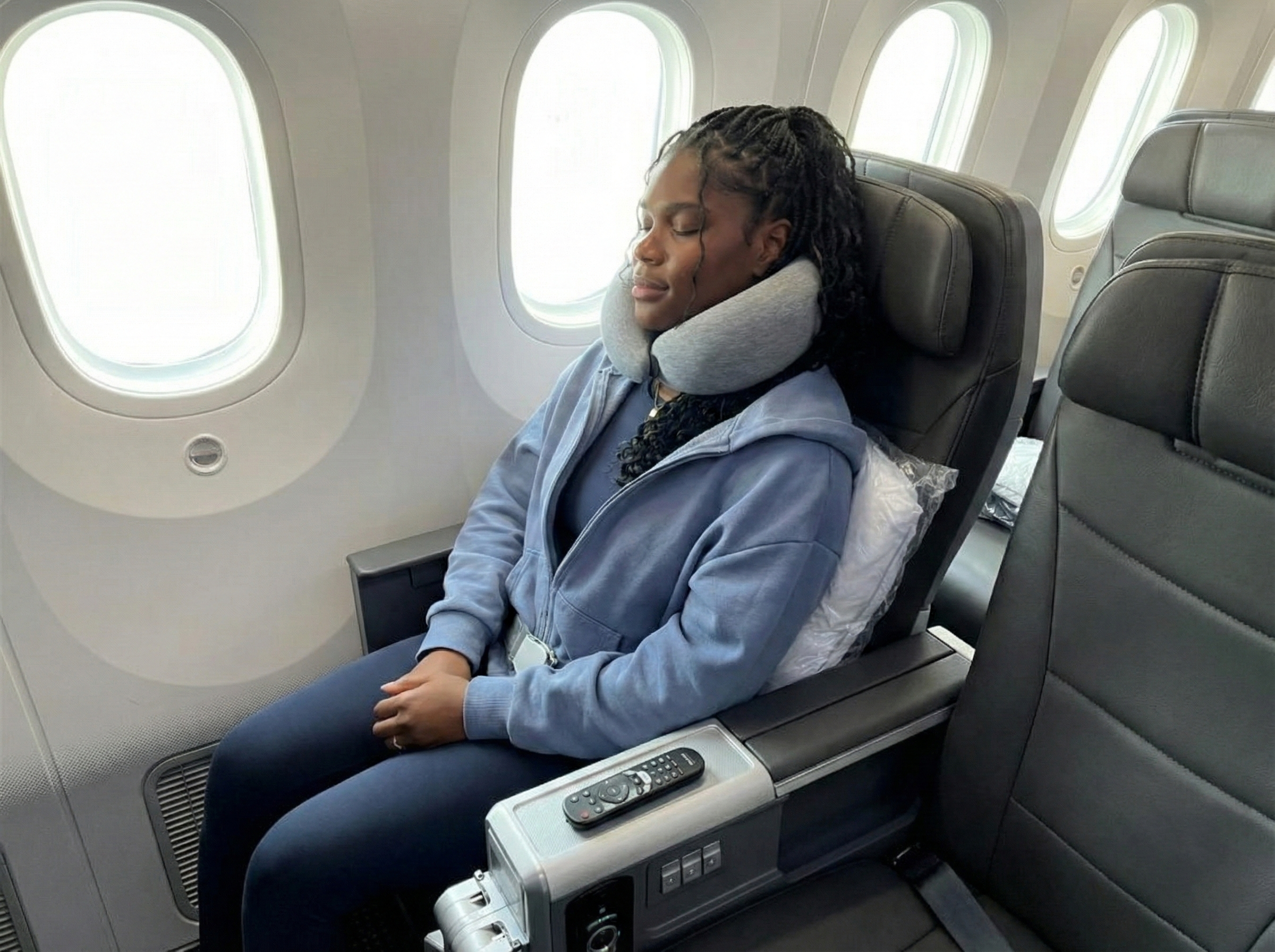 U-Shaped Travel Pillow – Compact Comfort for Airplane & Road Trips